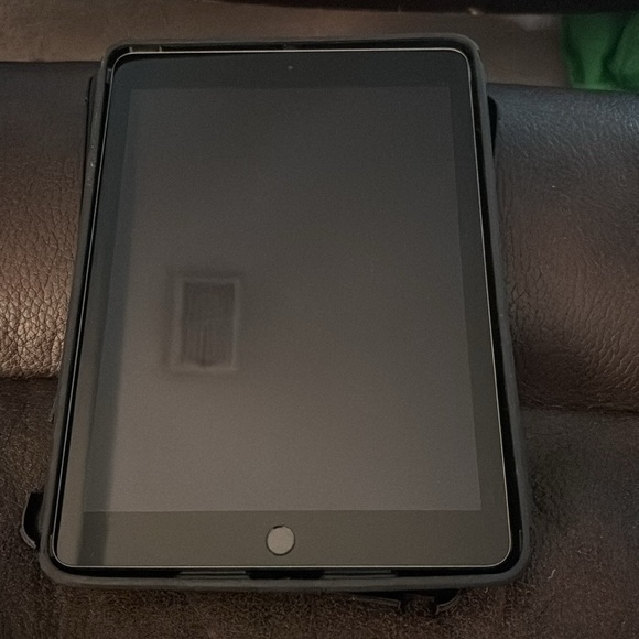 Apple iPad 10.2" iPad 6th Gen 32GB WiFi - Picture 2 of 5